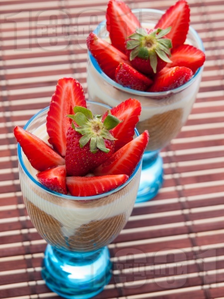 Лесен десерт от крем с маскарпоне, кафе, кондензирано прясно мляко, бишкоти и ягоди в чаша - снимка на рецептата